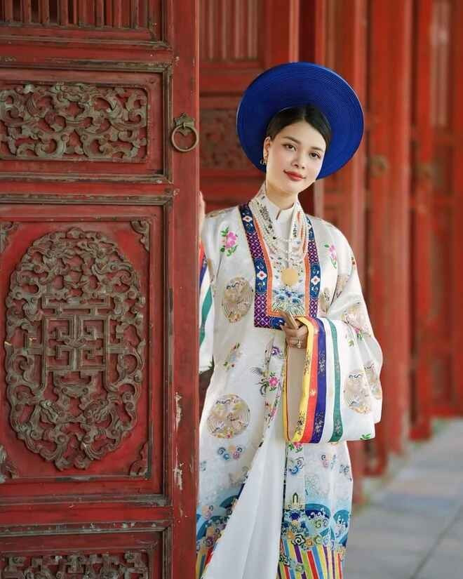 HLV Văn Sỹ Sơn và hôn thê đã quen biết và hẹn hò vài năm nhưng giữ kín thông tin. Cựu danh thủ Nghệ An từng kết hôn và có một cậu con trai tên Văn Sỹ Phong.