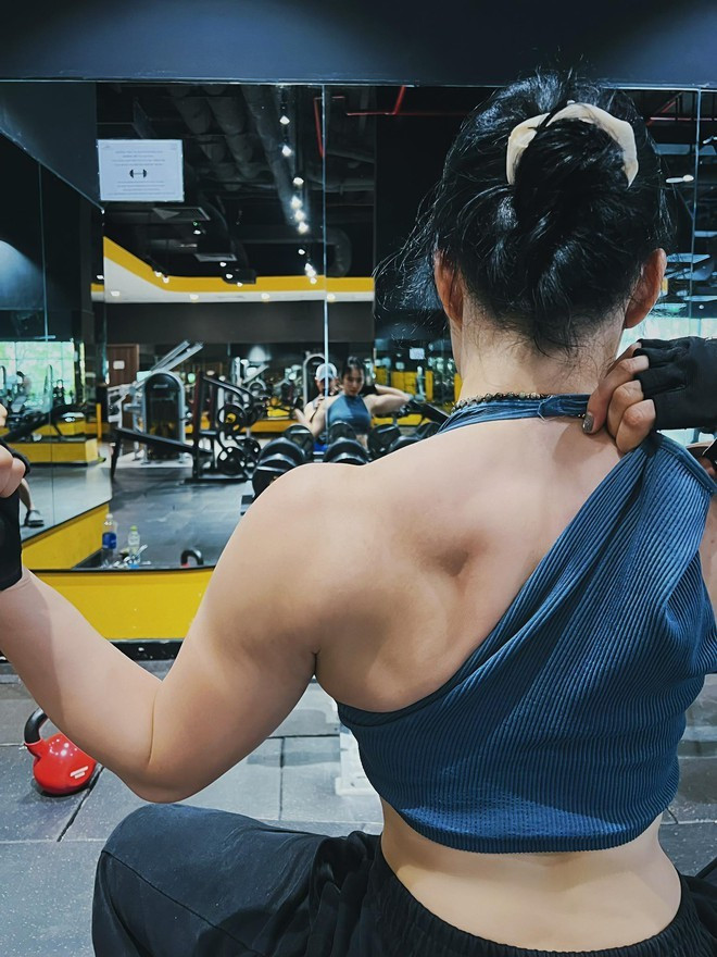 Thời gian gần đây, Angela Phương Trinh rất chăm chỉ tập gym, hướng tới phong cách sống lành mạnh, cân bằng.