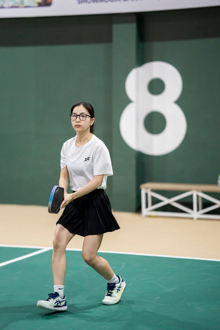 Nhật Lê được biết đến là mối tình năm 17 tuổi của cầu thủ Nguyễn Quang Hải. Thời gian gần đây, nàng hot girl Quảng Nam này thường xuyên khoe ảnh tập luyện hăng say trên sân pickleball.