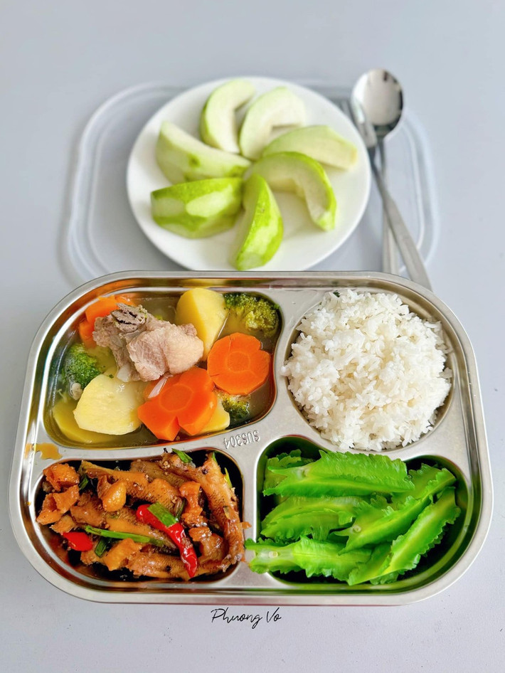 Ngay cả khi xuống ăn cơm chung với cả nhà, khẩu vị của Phương vẫn được mẹ chồng ưu tiên. Biết con dâu sinh nở mất sức, lại vất vả chăm con, bà luôn tìm cách cân bằng dinh dưỡng trong từng bữa ăn.