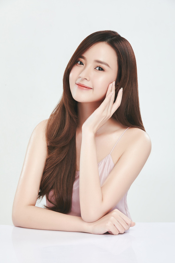 Midu sinh năm 1989, là một trong những hot girl đời đầu của làng giải trí Việt. Ngoài hoạt động nghệ thuật, cô còn lấn sân sang lĩnh vực giảng dạy, kinh doanh.