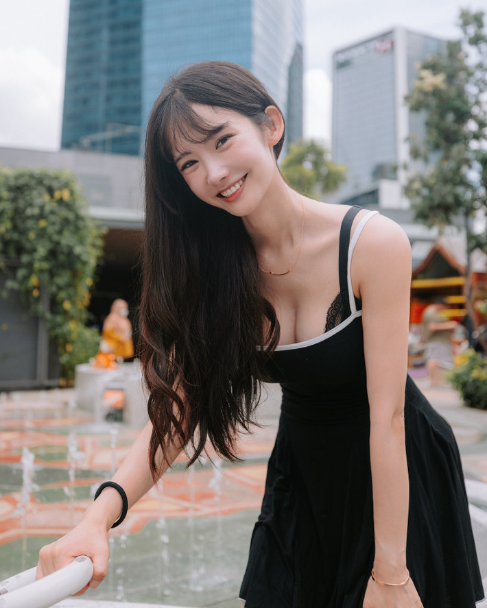 Các đoạn video và ảnh chụp Nahyun Kim tại hậu trường vẫn thu về hàng trăm nghìn lượt tương tác, chứng tỏ rằng hình ảnh “bạn gái hiểu chuyện” của cô vẫn in đậm trong tâm trí người hâm mộ. Nhiều fan còn bày tỏ hy vọng cô sẽ tham gia sâu hơn vào showbiz hoặc tiếp tục xuất hiện trong các chương trình quốc tế.