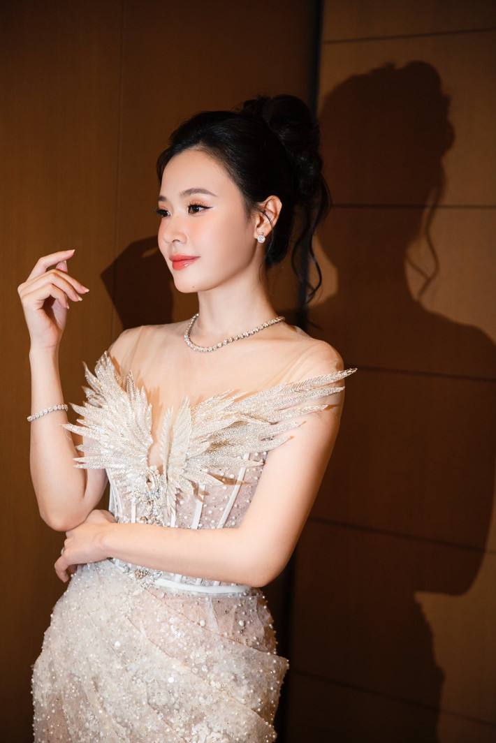 Lần lộ diện này, nữ giảng viên hot nhất MXH là Midu khiến người xem ấn tượng khi diện chiếc váy có thiết kế trễ vai, xẻ tà lệch 1 bên chân khoe đôi chân tinh tế.