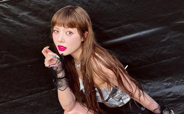 Không chỉ trên sân khấu, ngay cả ngoài đời thường, HyunA cũng duy trì hình ảnh cá tính, tự tin khoe vóc dáng. Chính điều đó càng khiến công chúng chú ý hơn mỗi khi ngoại hình của cô có sự thay đổi.