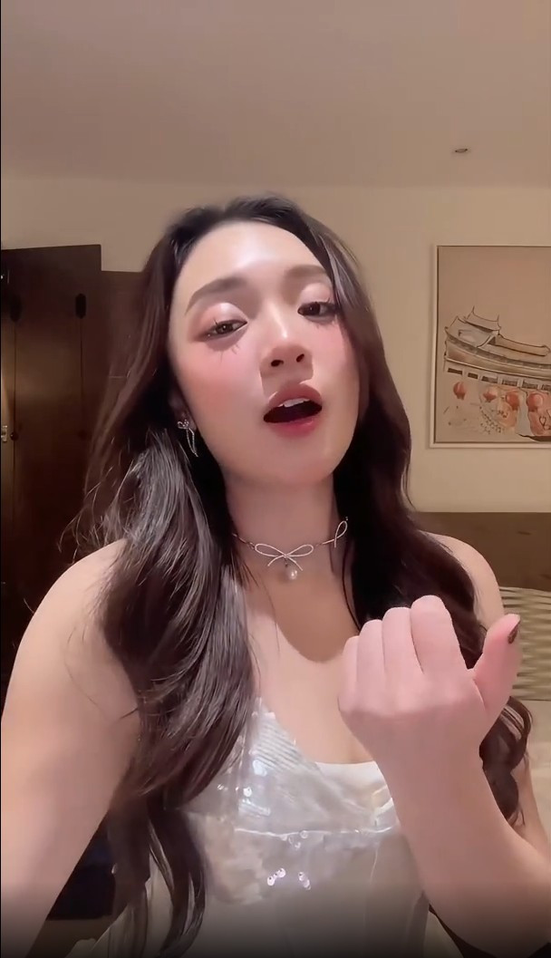 Cách nữ MC kết hợp biểu cảm tinh tế cùng thần thái tự nhiên khiến đoạn video vừa gợi cảm, vừa dễ thương, khó lòng rời mắt.