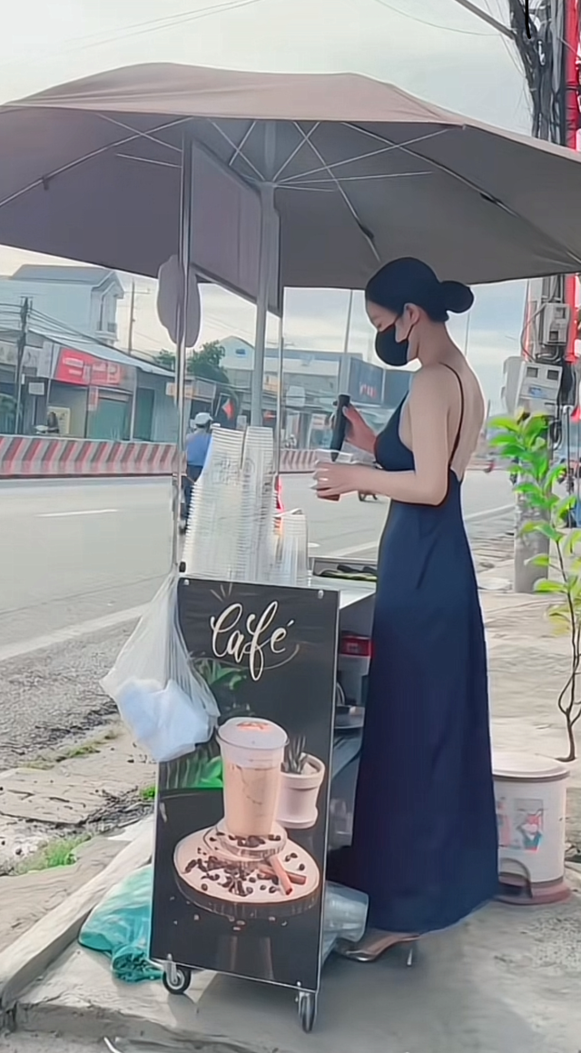 Theo đó, cô gái đứng bán cafe thường xuyên lựa chọn những bộ bodysuit hay váy lụa ôm sát, khoe trọn vóc dáng quyến rũ.