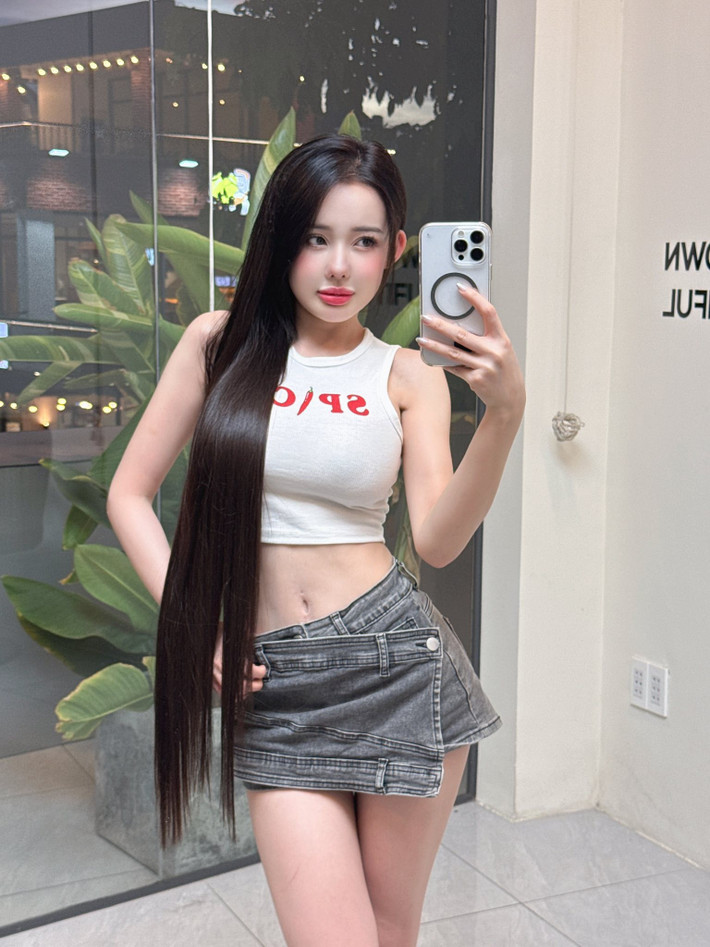 Sau đó, đại diện Sở An toàn thực phẩm TP.HCM cho biết sẽ kiểm tra các sản phẩm giảm cân do DJ Ngân 98 quảng cáo và kinh doanh, sau khi xuất hiện nhiều tranh cãi trên mạng xã hội.