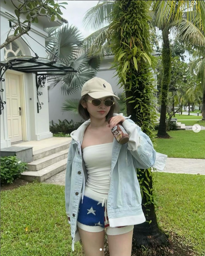 Cô nàng sở hữu gương mặt thanh tú, đôi mắt to tròn, sống mũi cao và nụ cười rạng rỡ.