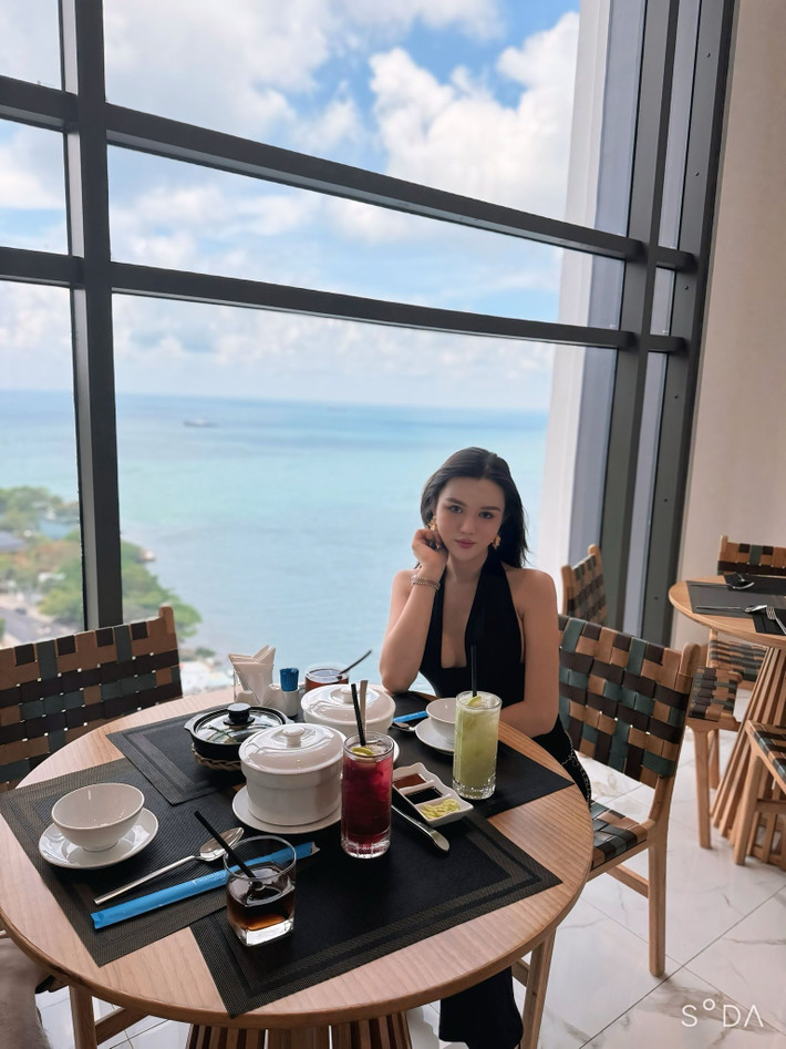 Chiến lược này có thể mang lại kết quả ngắn hạn, nhưng không đảm bảo hiệu quả lâu dài. Câu hỏi đặt ra là: Sau những màn "combat" ồn ào, liệu cô nàng này có thể chuyển hóa sự chú ý thành uy tín? Hay rồi cũng sẽ trở thành một cái tên thoáng qua trong dòng chảy khắc nghiệt của mạng xã hội?