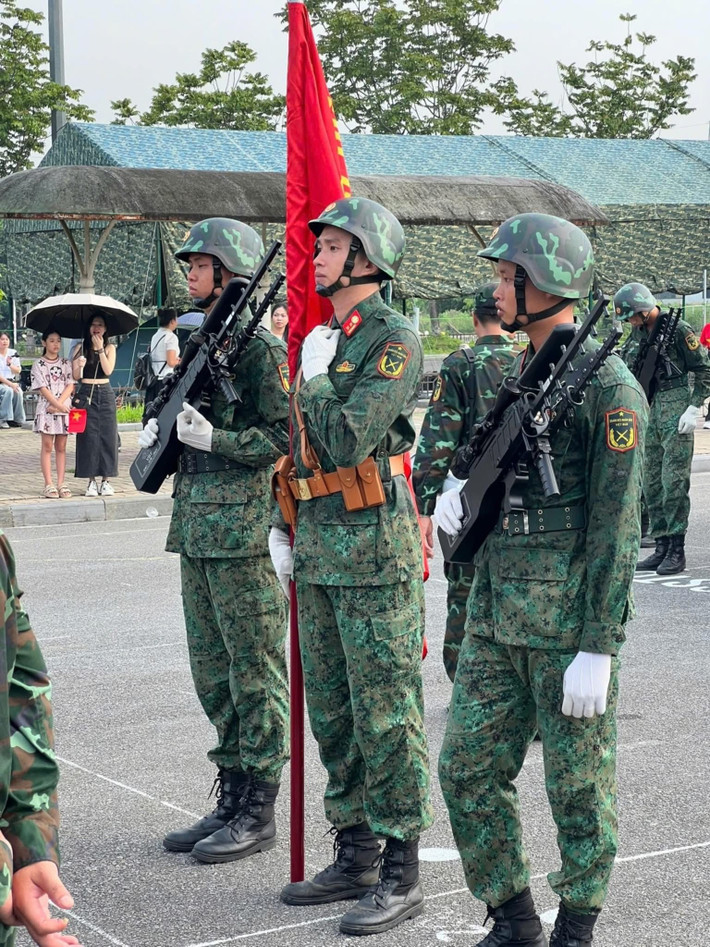 Ở nhiệm vụ A80 lần này, Lê Hoàng Hiệp (giữa) thuộc khối Tác chiến điện tử. Nam Thượng úy được ví như "idol quân nhân" luôn thu hút nhiều sự chú ý mỗi lần xuất hiện. Ảnh: Lê Hoàng Hiệp - Dưới lá Quân Kỳ