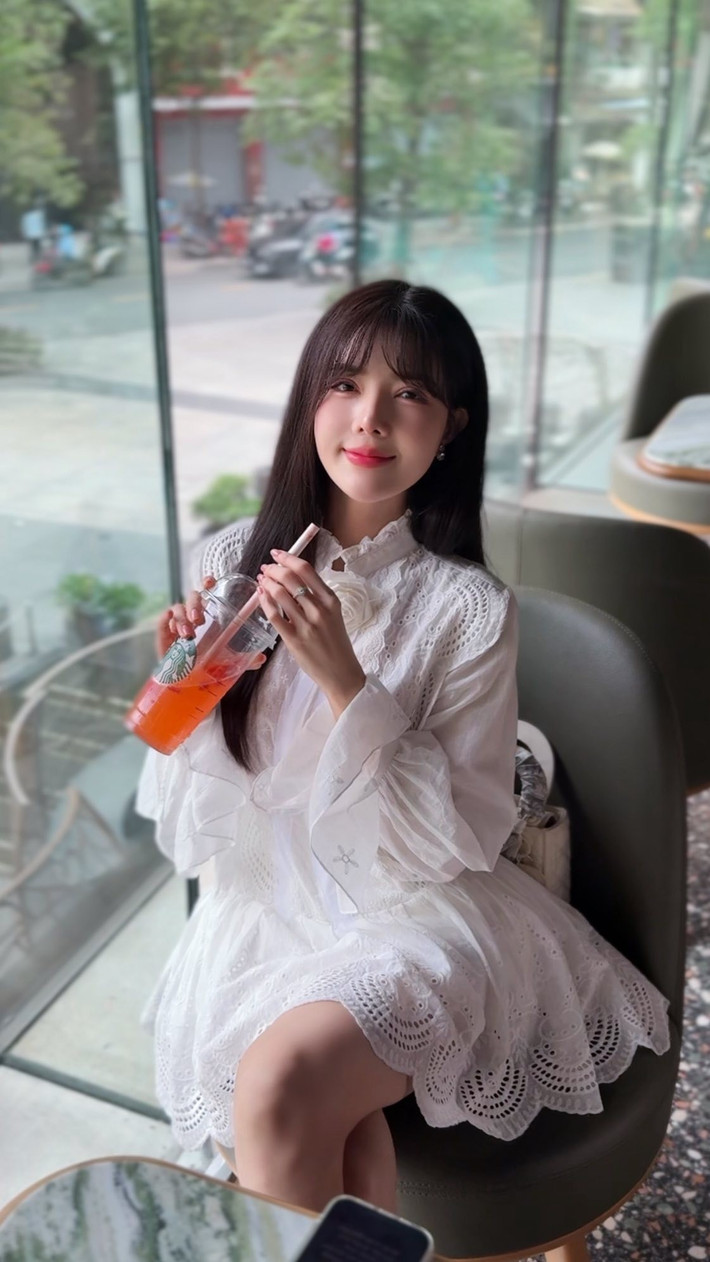 Không còn là cô gái "búp bê" với đôi mắt to tròn, gương mặt V-line hoàn hảo thường thấy trên các tạp chí hay sự kiện, Lilly Luta ở đời thường lại chọn phong cách tối giản.