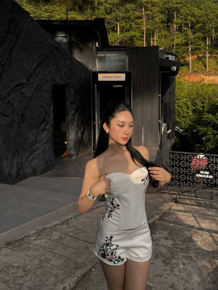 Sau những giờ làm việc căng thẳng, Mina Young đã dành thời gian cho bản thân bằng một chuyến đi "chữa lành" tại một khu nghỉ dưỡng yên bình.