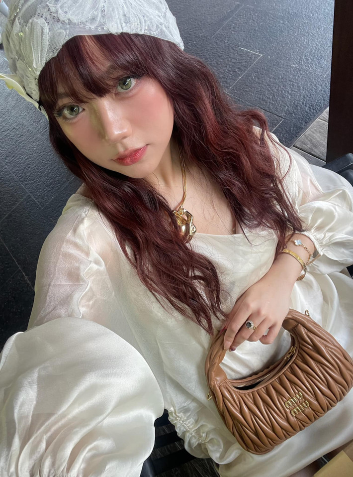 Nhiều người dùng bày tỏ: "Nhìn Bảo Hân nũng nịu thế này chỉ muốn được che chở cả đời", "Ước gì có một cô bạn gái đáng yêu như thế", hay "Bảo Hân làm tim tôi loạn nhịp rồi".
