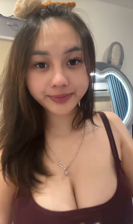 Trong video mới được đăng tải trên cả TikTok, "Zin thích nấu ăn" xuất hiện với giao diện gợi cảm: áo hai dây, tóc buông lơi sẵn sàng cho thử thách.
