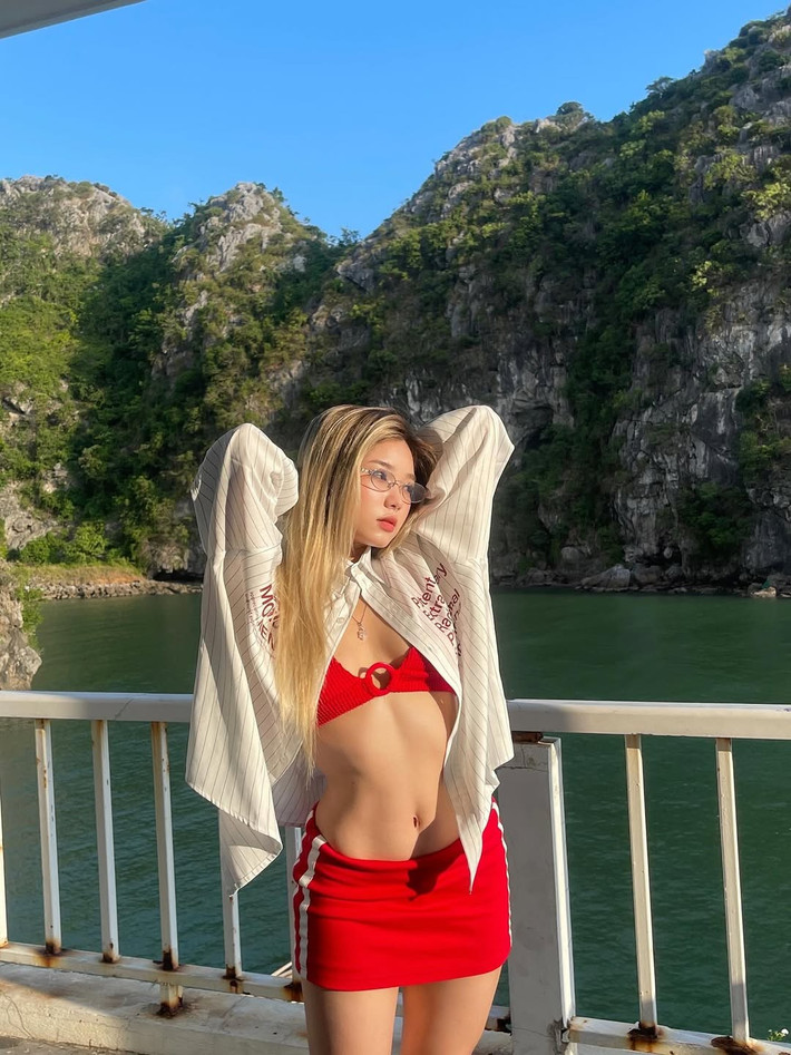 Trên trang cá nhân, nữ rapper đã tự tin đăng tải những hình ảnh khoe dáng trong trang phục gợi cảm, ngay lập tức thu hút sự chú ý lớn từ người hâm mộ.