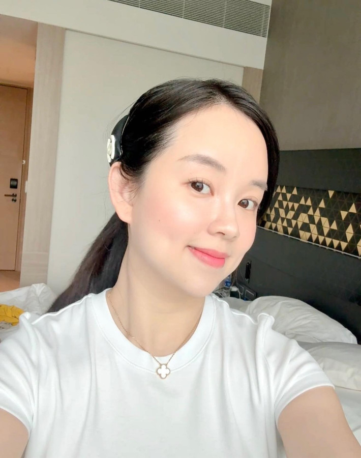 Dưới phần bình luận bài đăng, rất nhiều người bày tỏ ngưỡng mộ, vào "xin vía" để có nhan sắc trẻ đẹp như vậy cựu hot girl Hà thành.