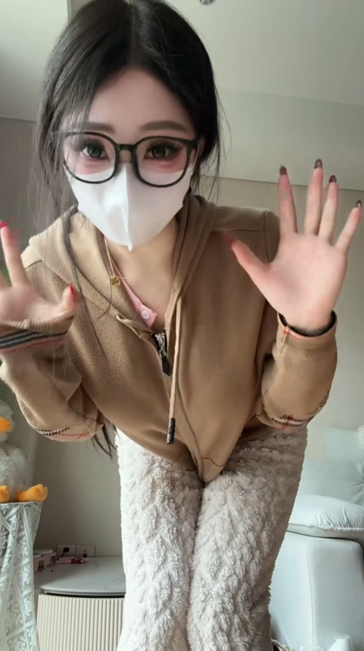 Nguyên do là bởi mimi thường xuyên đăng tải các video khoe dáng, chụp hình quyến rũ hay thậm chí là có cả những content hết sức "nhạy cảm" trên trang cá nhân.