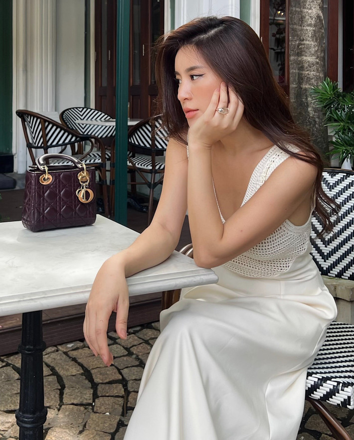 Hiện Ngọc Anh sinh sống và làm việc ở TP.HCM. Ngoài kinh doanh, cô còn là người mẫu ảnh, KOL trên mạng xã hội. Cô vẫn được nhiều khán giả quan tâm khi trang cá nhân có hơn 100.000 lượt người theo dõi.