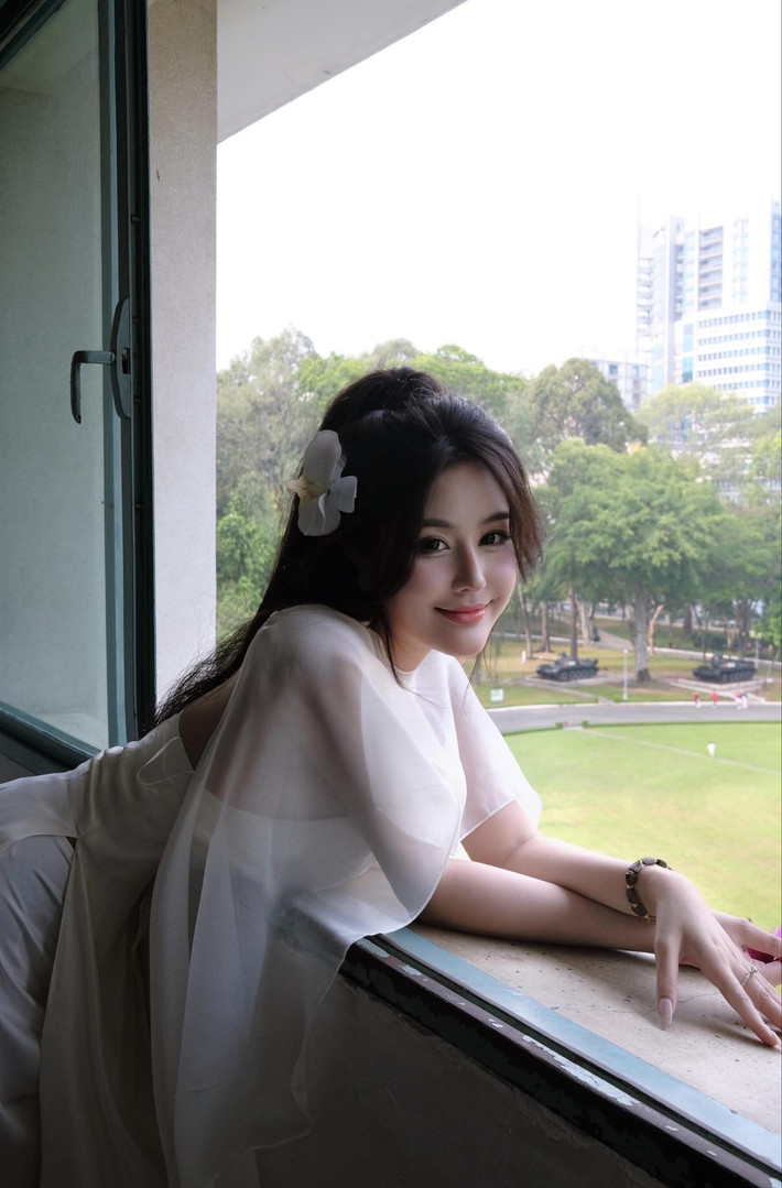 Từ một "hot girl học đường" với hình ảnh trong sáng, cô nàng giờ đây đã tự tin thể hiện khía cạnh trưởng thành, quyến rũ hơn, chứng tỏ sự đa dạng và khả năng biến hóa của mình.