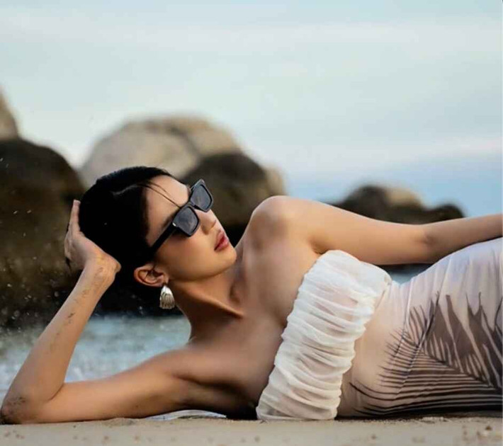 Trong ảnh được ghi lại bằng camera thường, Ngọc Trinh diện váy ôm sát cơ thể, tông màu nude giúp tôn dáng rõ đường cong.