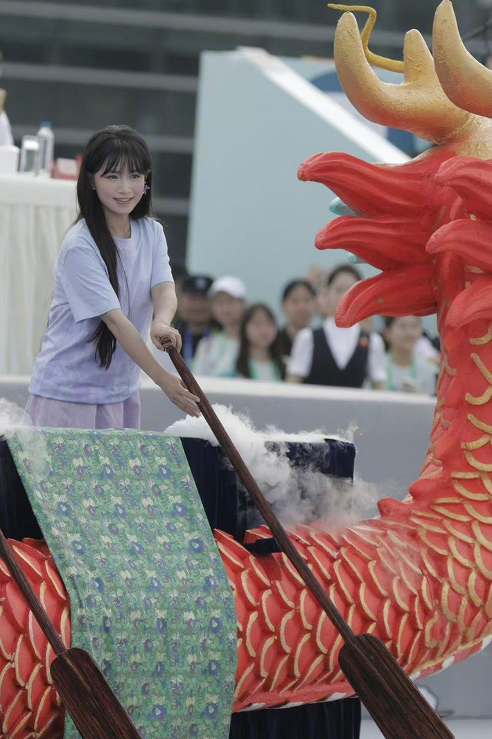 Mới đây, hình ảnh "tiên nữ đồng quê" Trung Quốc là Lý Tử Thất tại Lễ hội văn hóa phi vật thể tại Thành Đô, tỉnh Tứ Xuyên hút quan tâm của nhiều khán giả, vào danh sách chủ đề được xem nhiều nhất trên Weibo.