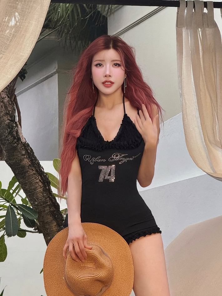 Từ những bức ảnh selfie không chút son phấn đến những bộ ảnh được đầu tư kỹ lưỡng, cựu hot girl Hà thành này luôn toát lên vẻ đẹp tự nhiên, khỏe khoắn và đầy sức sống.
