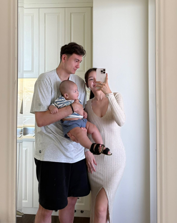 Trước đó một ngày, Đặng Văn Lâm cũng dành lời chúc ngọt ngào đến nửa kia. "Chúc mừng sinh nhật vợ yêu", anh viết, kèm theo là khoảnh khắc tình tứ trong ngày đám cưới cách đây một năm.