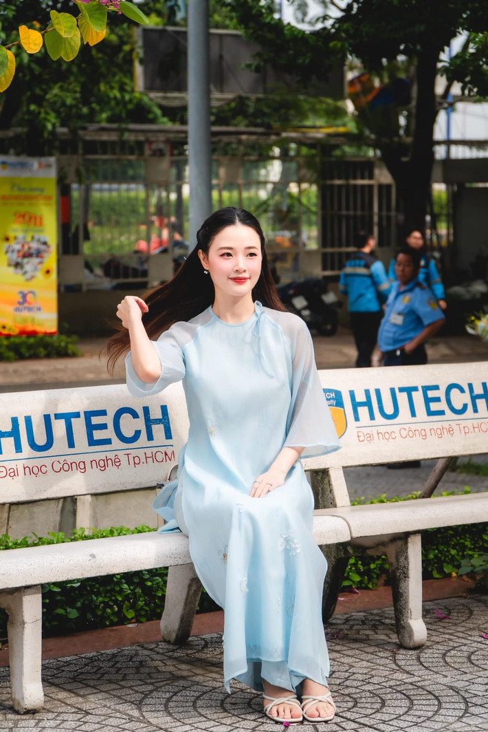 Hình ảnh nền nã của Midu trong tà áo dài.