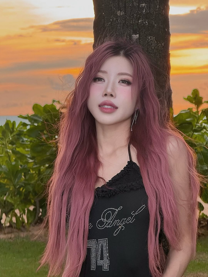 Thời gian gần đây, Trang Pháp thường xuyên chia sẻ những khoảnh khắc đời thường, những shoot hình lung linh trên mạng xã hội, thu hút hàng ngàn lượt tương tác và bình luận khen ngợi từ cộng đồng mạng.