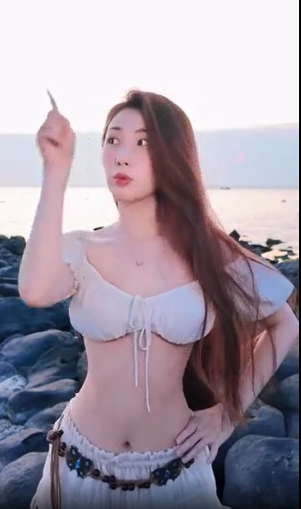 Không thể phủ nhận rằng hot girl TIkTok này đã thành công trong việc khiến trái tim fan nam "rung rinh" bằng những clip bắt trend của mình.