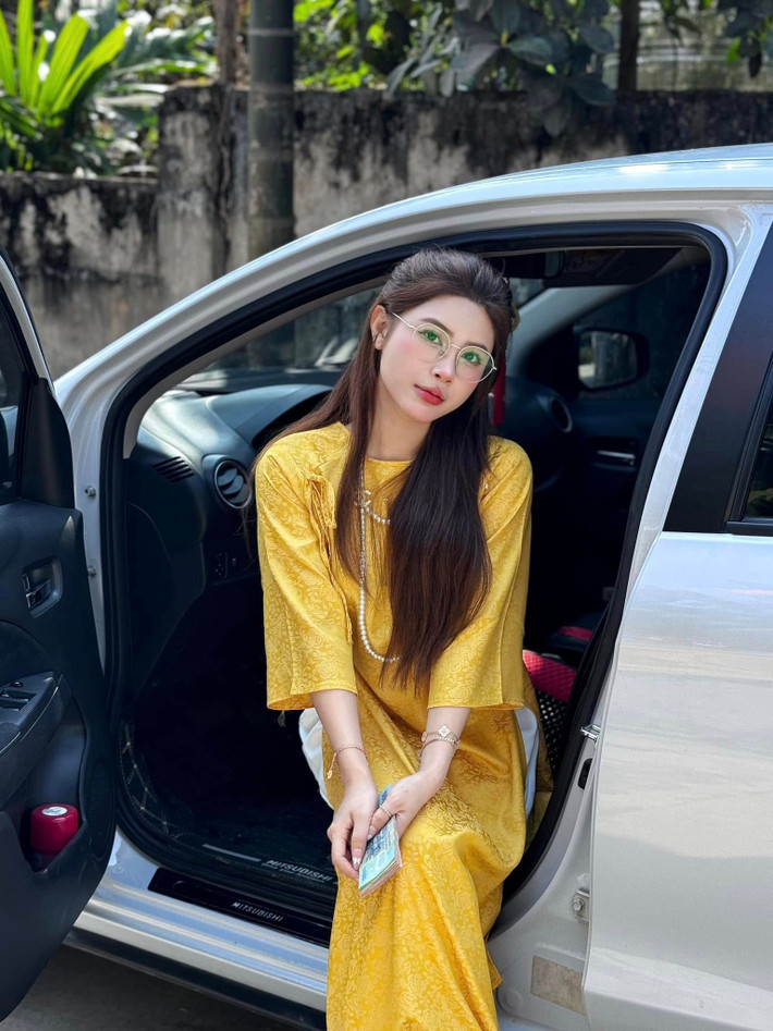 Quỳnh Ami là bạn gái hot girl của chàng game thủ Hà Tiều Phu. Cô cũng được biết đến là thành viên trong hội chị em thân thiết - gái xinh làng game cùng Ngọc Kem, Kim Chung Phan…