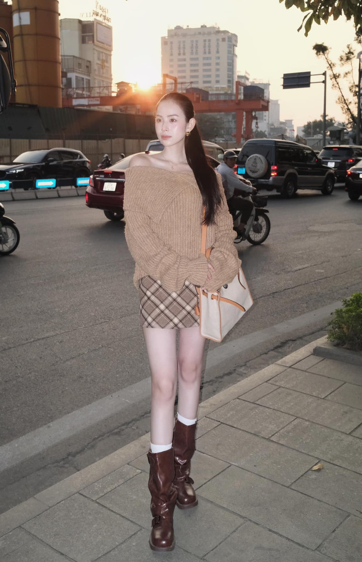 Trước đó, Hương Liên cũng khiến cộng đồng mạng được một phen trầm trồ khi công khai gia thế nhà chồng. Cô thẳng thắn giới thiệu từ tên cho đến công việc của chồng, bố và mẹ chồng.
