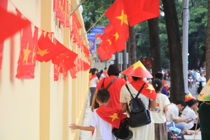 Những phụ kiện mang hình Quốc kỳ khiến góc phố trung tâm Hà Nội trở nên rực rỡ.