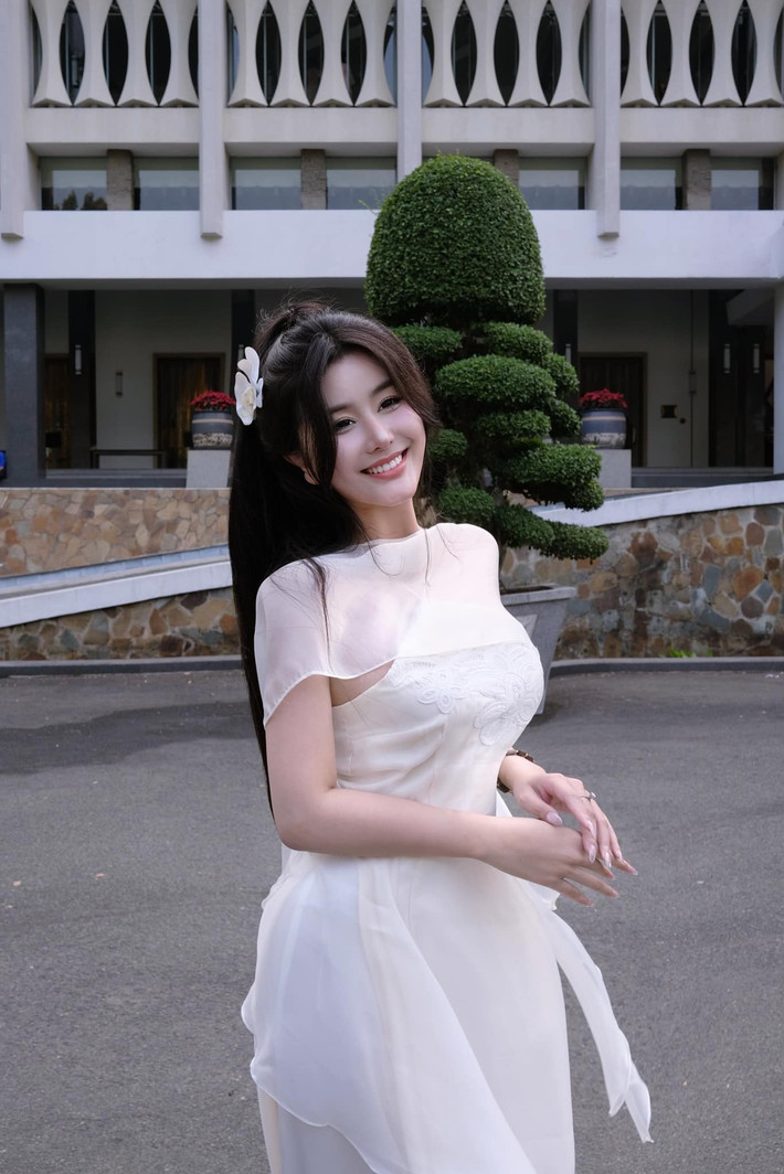 Ngọc Trân không chỉ nổi bật về ngoại hình mà còn về tài năng và cá tính riêng biệt.