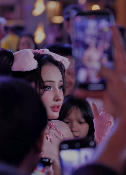 Điều đặc biệt khi hóa thân thành búp bê, Ngân 98 đã "đứng như tượng", đúng tinh thần của trend dù cho dòng người xung quanh đông đúc, thường xuyên tương tác. Điều này càng khiến cô thu hút sự tò mò từ mọi người xung quanh.