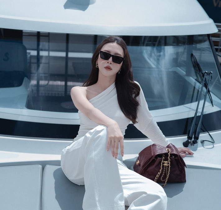 Từng được mệnh danh là một trong những nữ tiếp viên hàng không sở hữu nhan sắc và vóc dáng nổi bật nhất, Vũ Ngọc Châm một lần nữa khẳng định đẳng cấp "gái hai con" khi khoe trọn đường cong cơ thể quyến rũ trong chuyến du ngoạn trên du thuyền sang trọng.