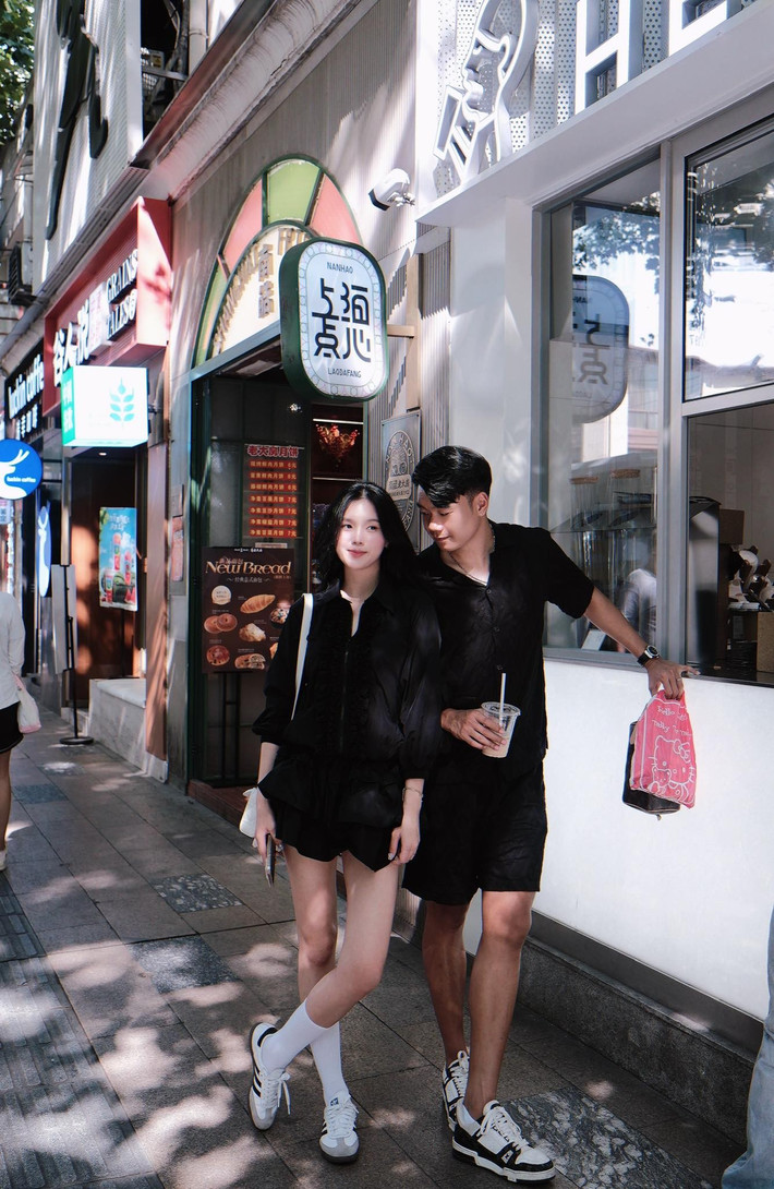 Tố Uyên đẹp nhẹ nhàng và vóc dáng nuột nà khó tin dù đã trải qua một lần sinh nở.