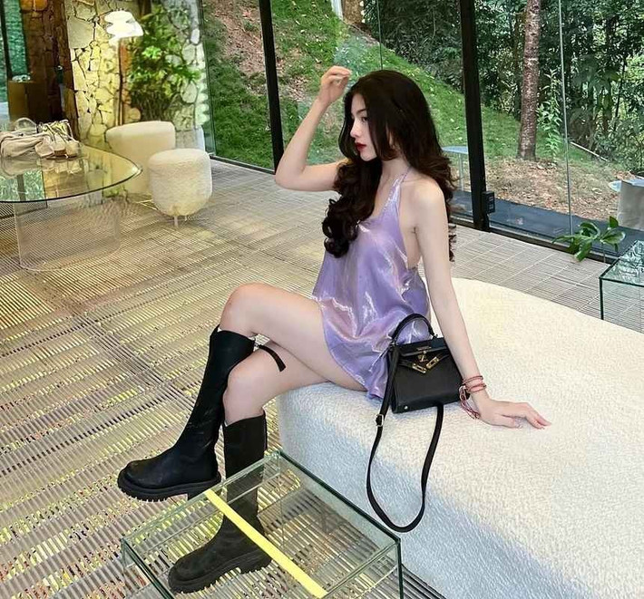 Hôn thê cầu thủ Hồ Tuấn Tài gây ấn tượng với gu thời trang hiện đại, cuốn hút.