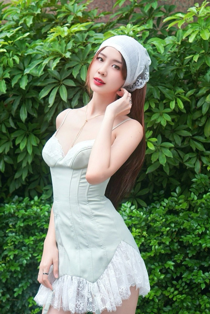 Người đẹp đăng quang Miss Intercontinental 2022 tại Ai Cập, mang về vương miện trị giá 8 tỷ đồng. Hiện tại, ngoài vai trò đại diện Việt Nam tại Miss World, Bảo Ngọc còn là người mẫu, diễn giả.
