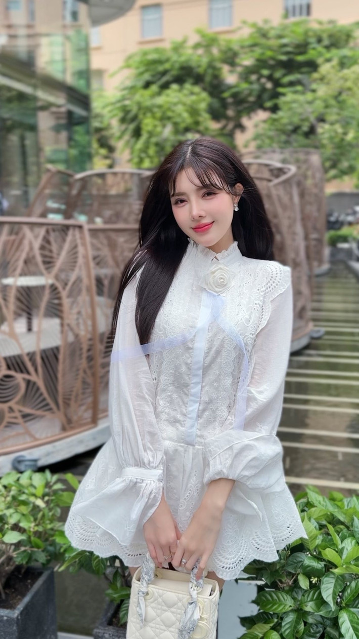 Lilly Luta thường xuyên xuất hiện với gương mặt được trang điểm rất nhẹ, thậm chí là để mặt mộc hoàn toàn. Điều này không chỉ cho thấy sự tự tin vào vẻ đẹp tự nhiên của bản thân mà còn giúp cô ghi điểm trong lòng công chúng.