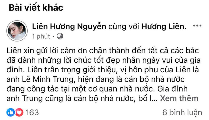 Tối 7/6, trên trang Facebook cá nhân, Hương Liên bất ngờ có chia sẻ về chồng và gia đình chồng. Cô thẳng thắn giới thiệu từ tên cho đến công việc của chồng, bố và mẹ chồng: “Liên trân trọng giới thiệu, vị hôn phu của Liên là anh Lê Minh Trung, hiện đang là cán bộ nhà nước đang công tác tại một cơ quan nhà nước. Gia đình anh Trung cũng là cán bộ nhà nước, bố là cán bộ quân đội, mẹ là cán bộ hải quan”