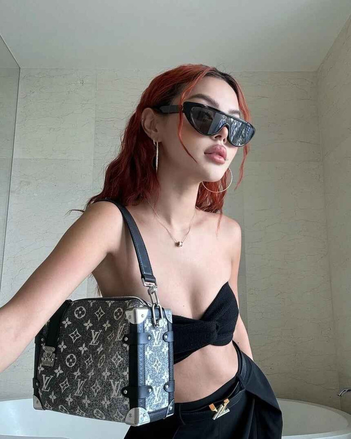 Bên cạnh đó, gu thời trang sành điệu của Lily giúp cô được các tín đồ thời trang ngưỡng mộ, nhiều nhãn hàng săn đón.
