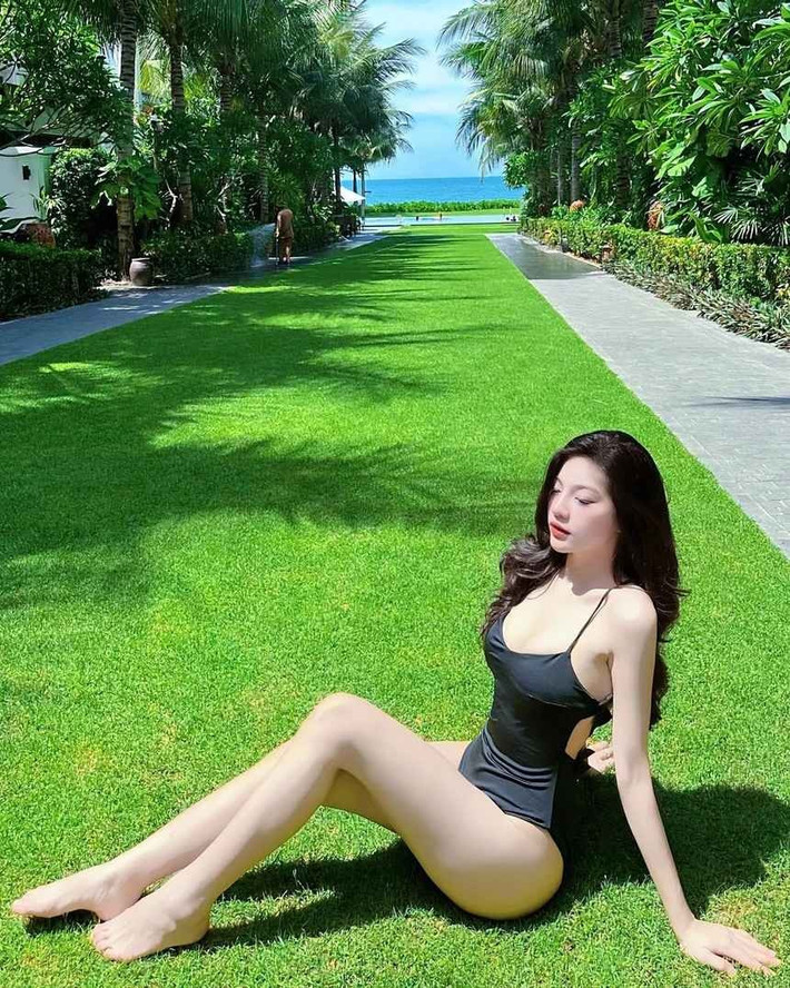 Trên Instagram có hơn 3.000 lượt theo dõi, Phương Uyên thường xuyên chia sẻ hình ảnh đi dạo phố, cà phê, du lịch, nghỉ dưỡng. Cô khoe vóc dáng thon gọn, gợi cảm khi diện đồ bơi.