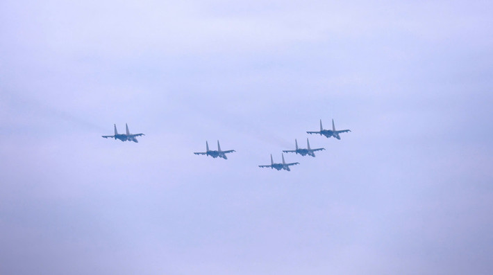Những âm thanh gầm rú của tiêm kích Su-30MK2 gây phấn khích.