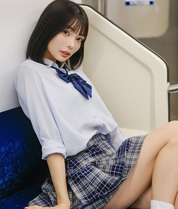 Vẻ ngoài đối lập giữa trong sáng và quyến rũ này của Miyu đã khiến cư dân mạng rất nhanh đã bị thu hút.