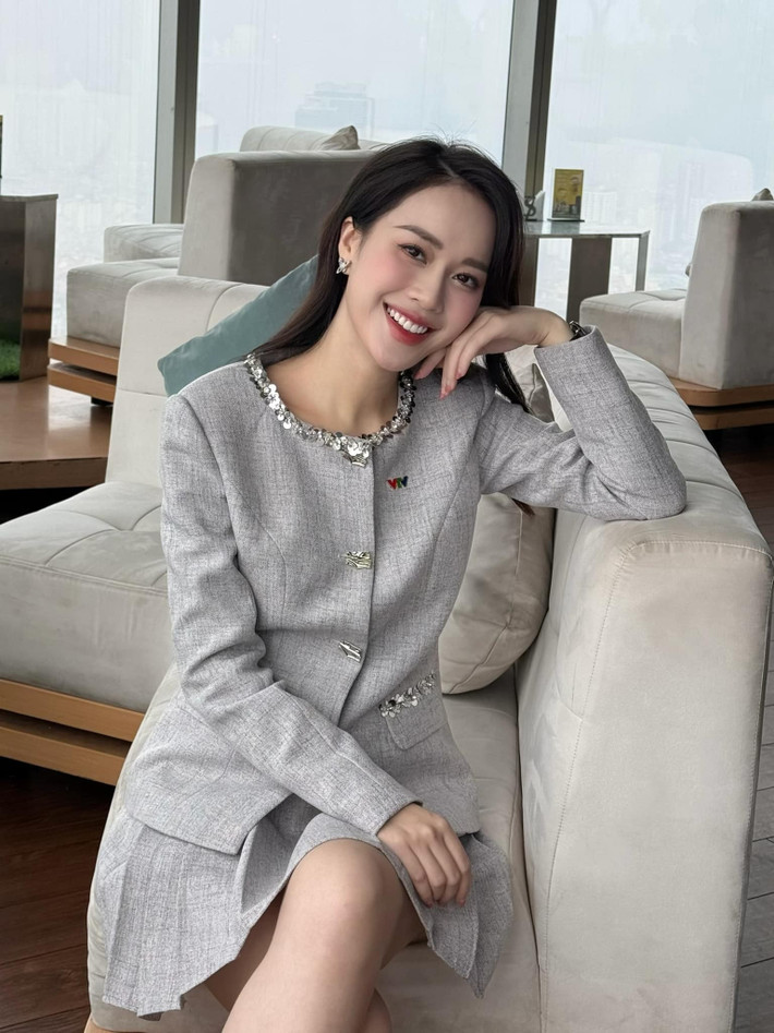 Mới đây, Ngô Mai Phương gây chú ý khi khoe bụng bầu tròn ở tháng thứ 7 trong bài đăng mới. Cô diện đầm dáng suông màu trắng, nổi bật với làn da sáng và nụ cười tỏa nắng.