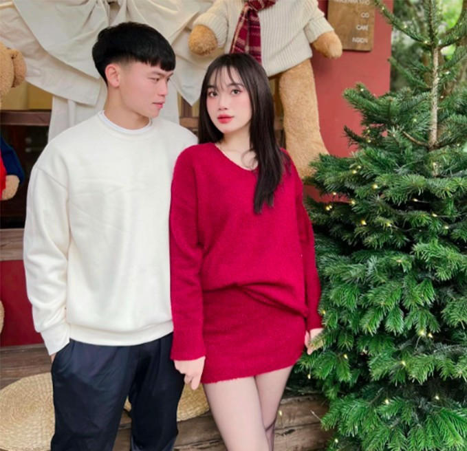 Ngoài đời, Nguyễn Linh sở hữu vẻ ngoài nền nã, nước da trắng hồng, vóc dáng cân đối. Trong loạt ảnh cưới hay khoảnh khắc đời thường, cô giáo trẻ được nhiều người khen ngợi là xinh xắn, nhẹ nhàng, đậm chất con gái xứ Nghệ.