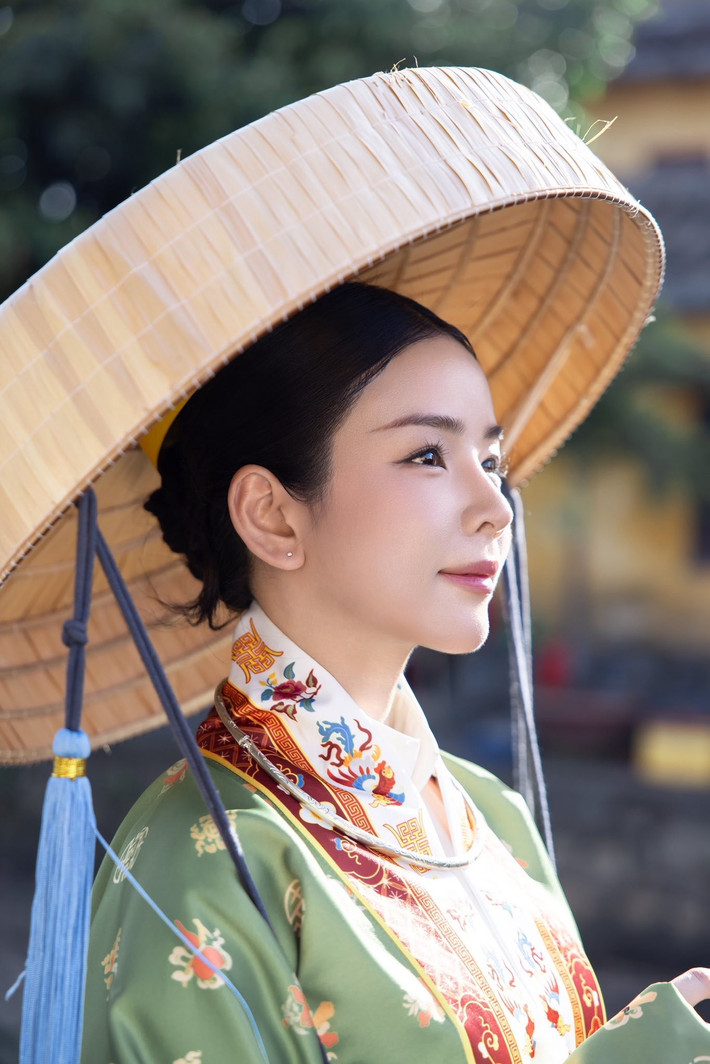 Nổi bật trên từng bức ảnh là hình ảnh cô thướt tha dạo bước bên những con đường rêu phong nhuốm màu thời gian của phố cổ Hội An.