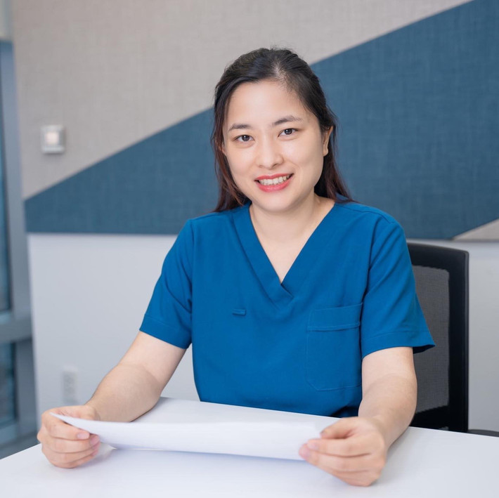Thỉnh thoảng, nữ bác sĩ này cũng bắt trend, đăng tải hình ảnh cá nhân. Có lần, chị Minh Giang còn công khai hình ảnh 15 năm trước - lúc cô 23 tuổi, để so sánh với vẻ ngoài ở thời điểm hiện tại - 38 tuổi.