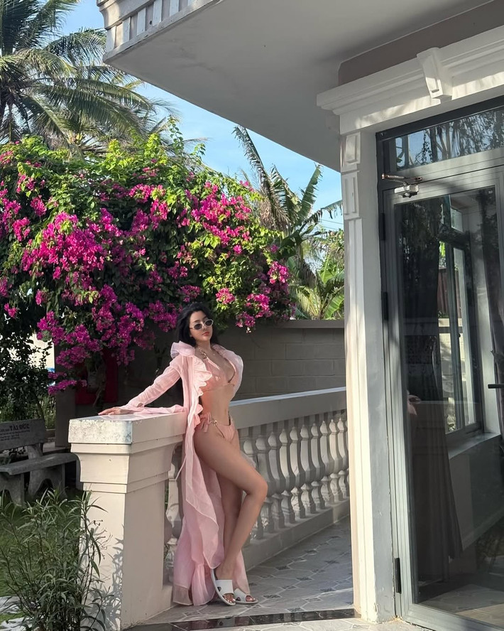 Đi kèm với trang phục bikini là những phụ kiện đơn giản nhưng hiệu quả như chiếc kính râm thời thượng, hay chiếc mũ rộng vành, tạo nên tổng thể hài hòa và phong cách.